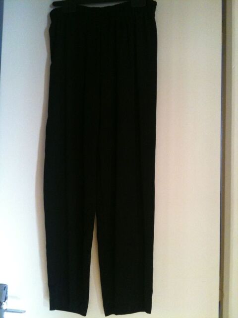 Pantalon noir. 9 Asnières-sur-Seine (92)