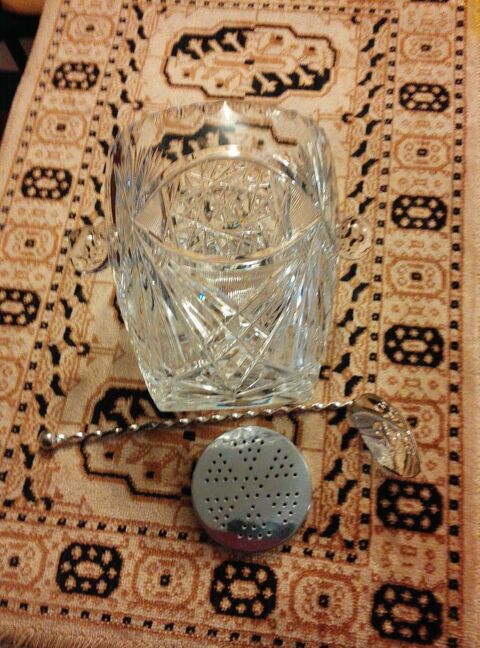 SEAU � GLACE, en CRISTAL taill�, avec pourtour festonn�.     35 Bormes-les-Mimosas (83)