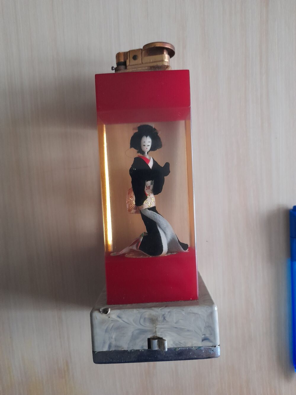 Briquet de table repr&eacute;sentation Geisha 3 D hauteur 19 cm 