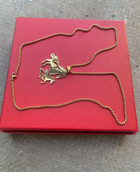 Collier pendentif chevaux 10 N�mes (30)
