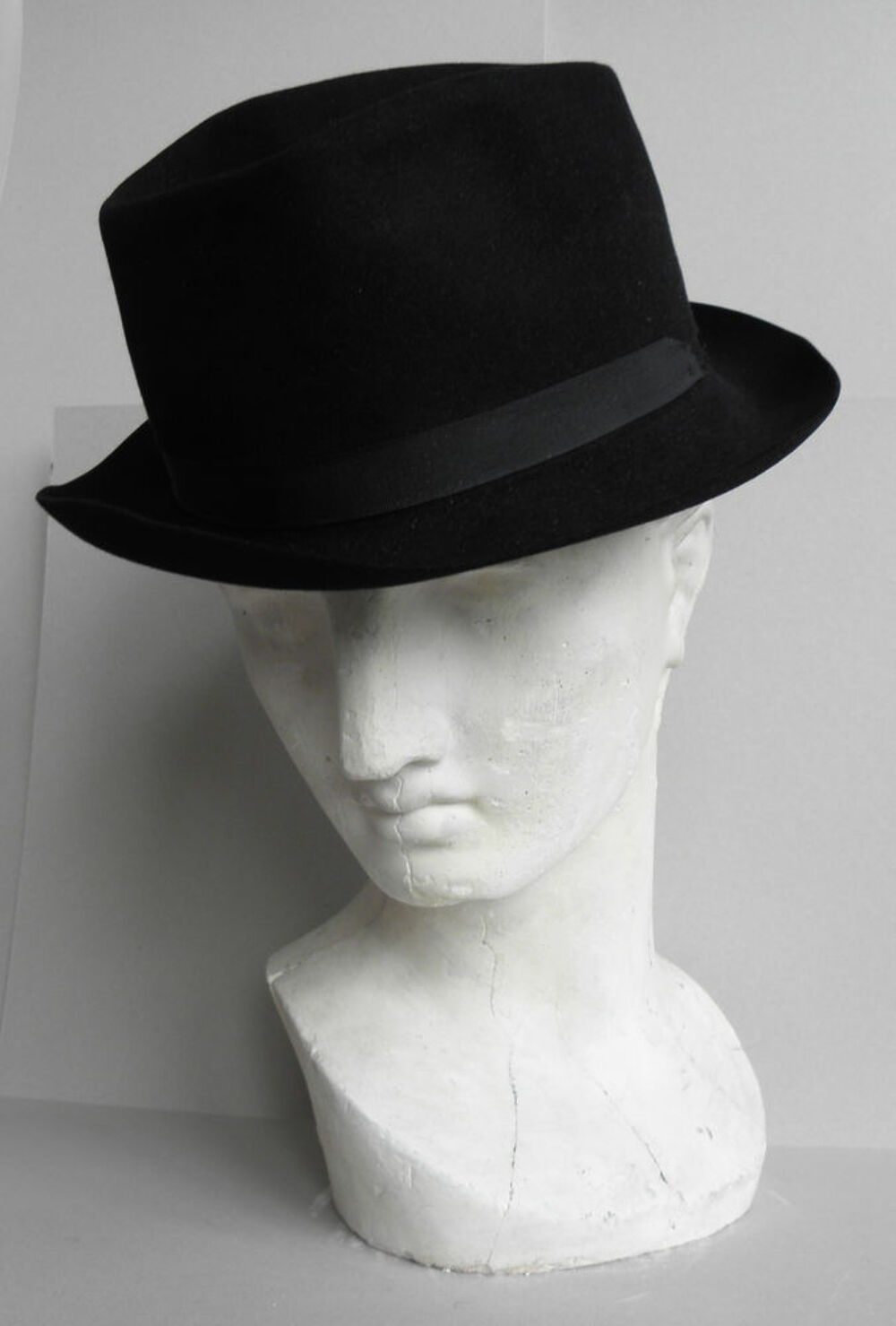 Plusieurs chapeaux en feutre
Tour de t&ecirc;te: 54, 55, 58
Vêtements