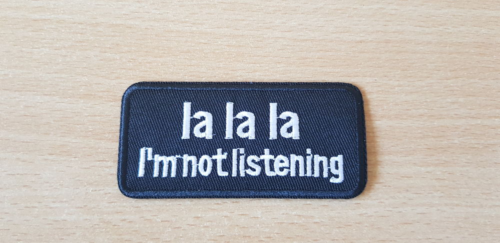 ecusson brod&eacute; patch 
humour 
la la la i'm not listening 