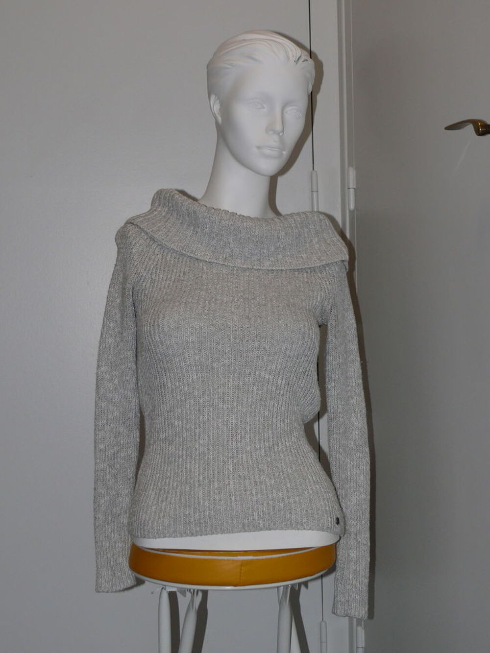Pull "Hollister" Vêtements