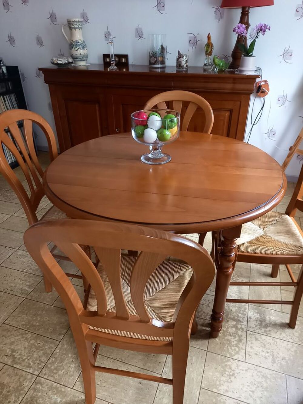 Enfilade, table et chaises en merisier.
Meubles