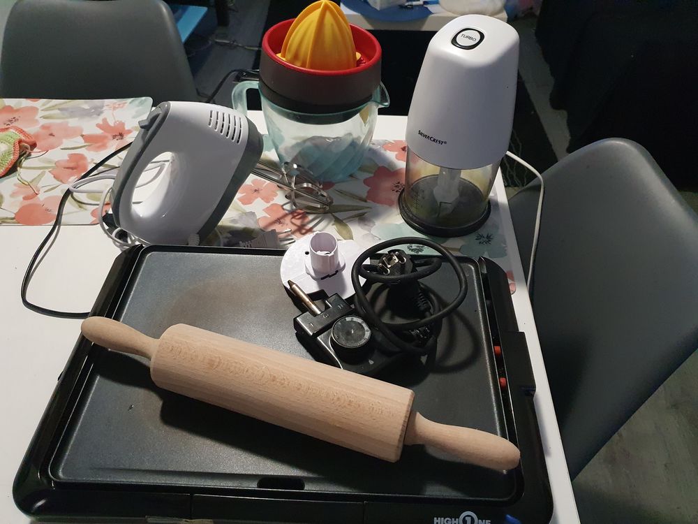Lot plancha, moulinette, batteur et presse-agrumes Electroménager