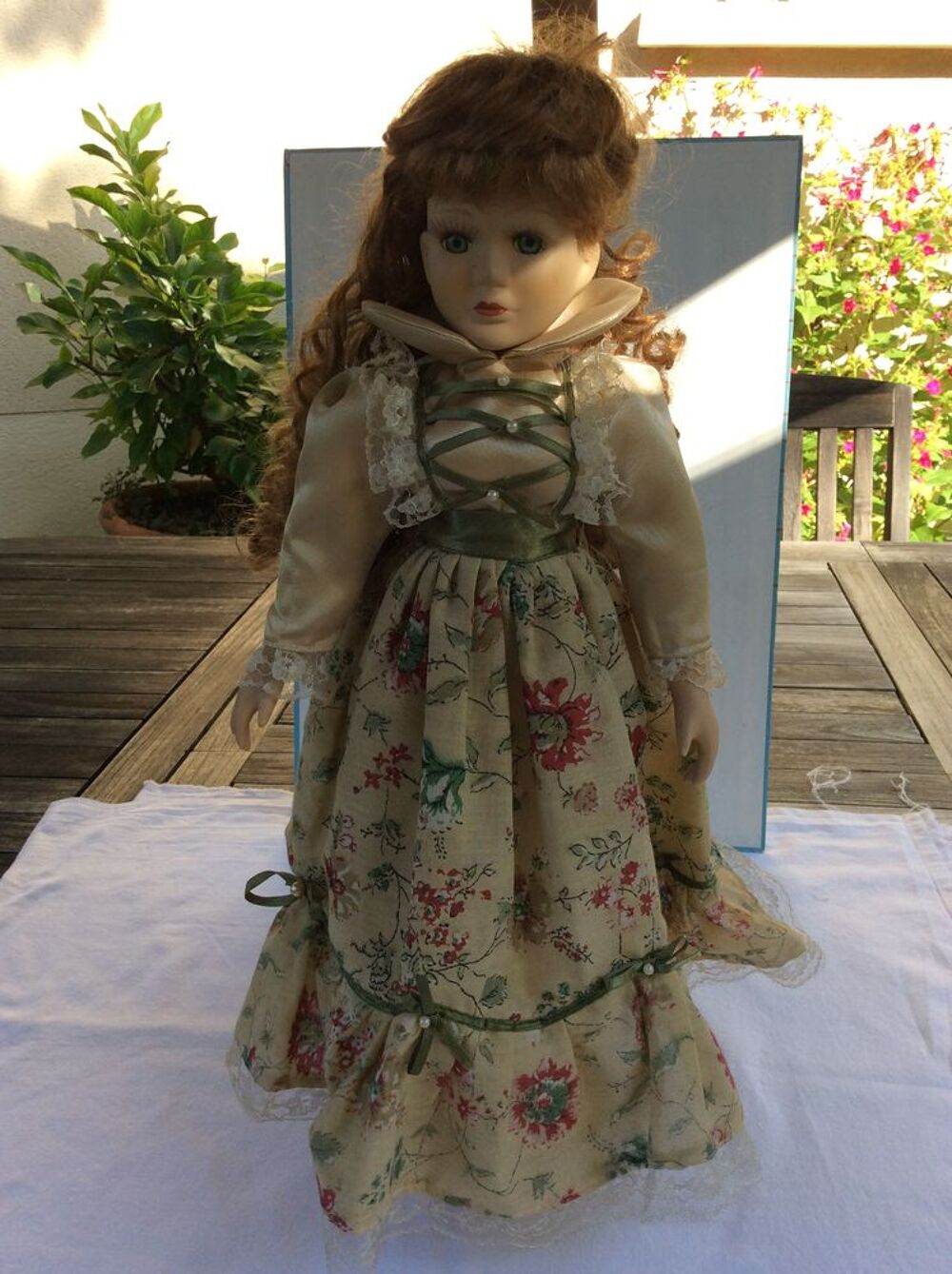 Poup&eacute;e d&eacute;corative corps tissu t&ecirc;te mains porcelaine socle Décoration