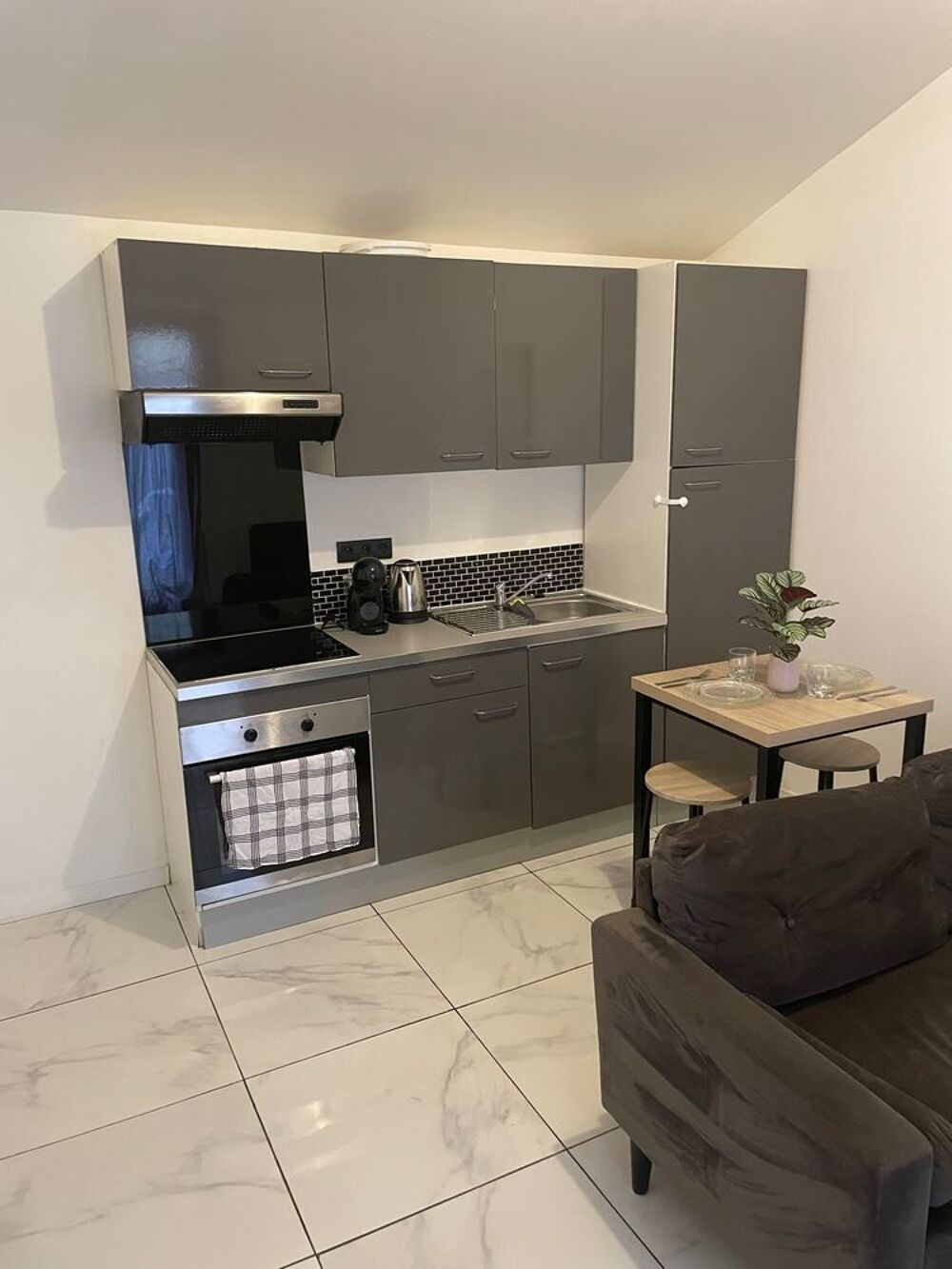 Vente Appartement T2 rénové de 28 m² vendu entièrement meublé avec place de parking €