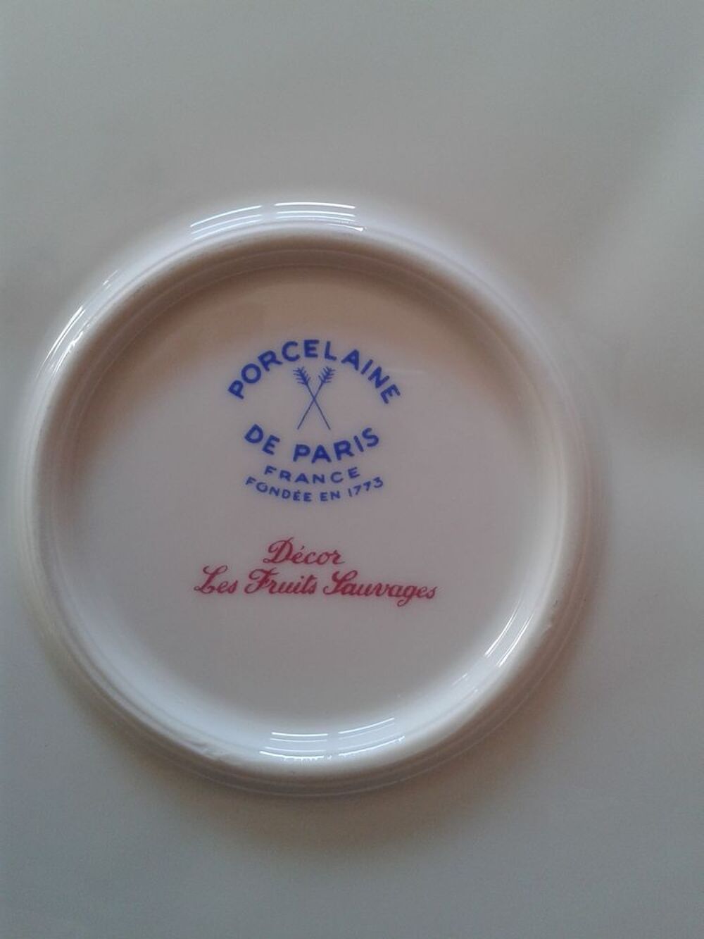 assiette en porcelaine de Paris d&eacute;cor fruits sauvages Cuisine