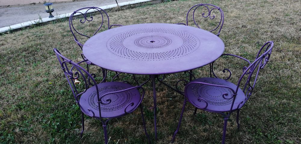 Table et 4 fauteuils de jardin de chez Fermob. Jardin