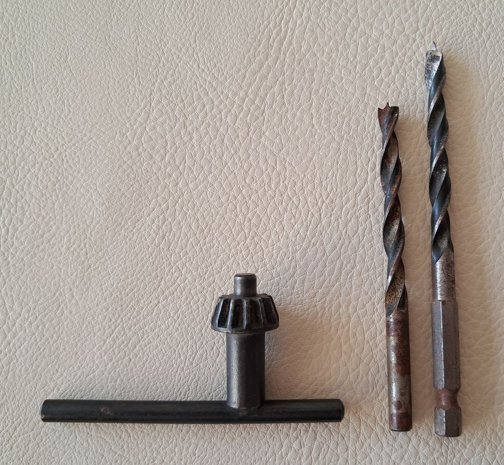 lot d' 1 mandrin pour perceuse et 2 forets de 9 Bricolage