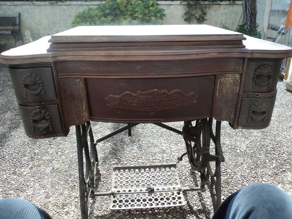 meuble et sa vieille machine &agrave; coudre Meubles