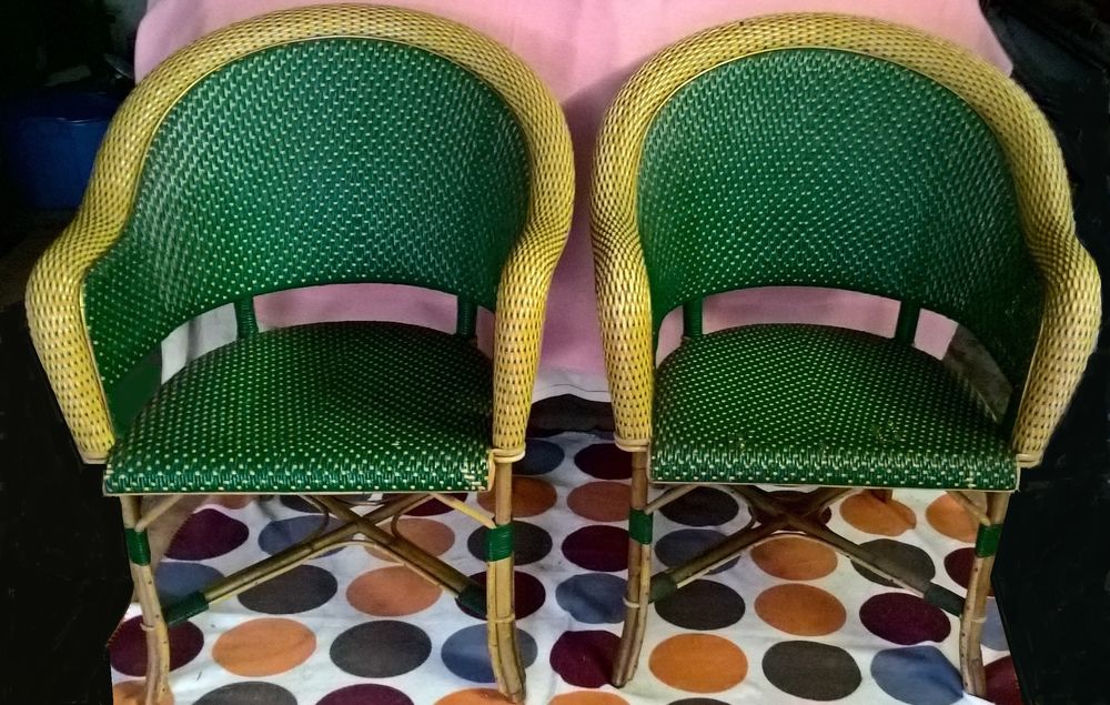 Paire de fauteuils en rotin. Meubles
