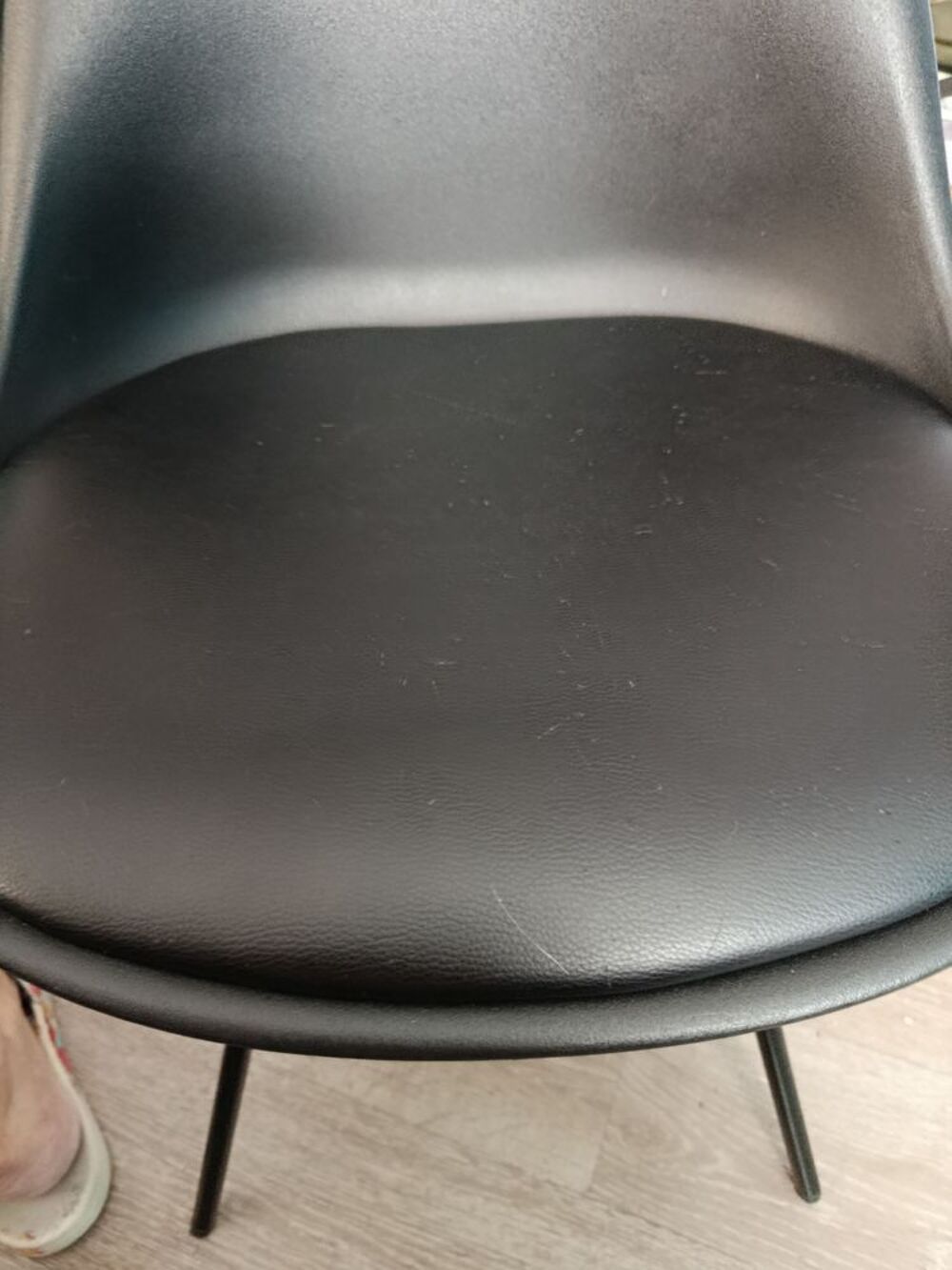 Tables ronde et 4 chaises Meubles