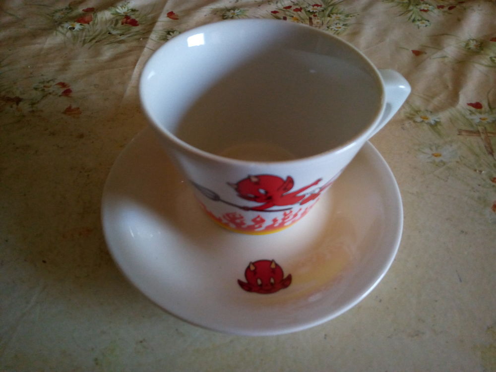 Grande tasse petit diablotin avec sous-tasse en c&eacute;ramique Cuisine