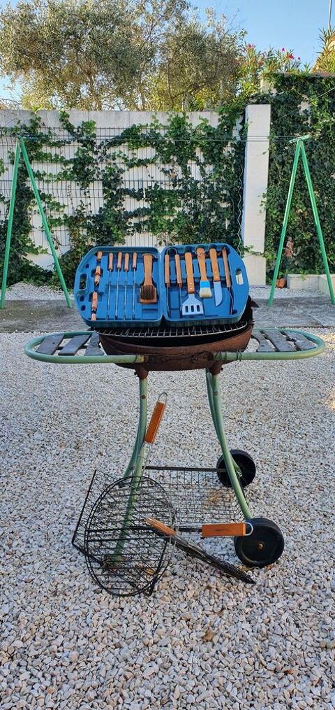 barbecue  fonte avec grilles et mallette accessoires 20 Istres (13)