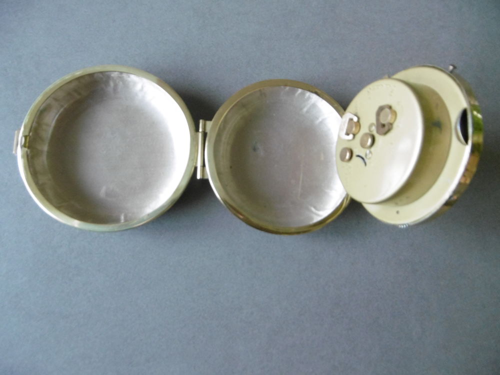 R&eacute;veil de voyage RYTHM Japan avec fuseaux horaires Bijoux et montres