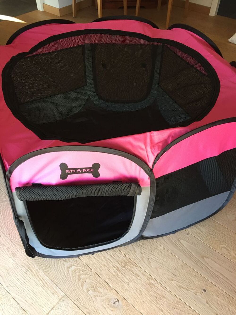   maison en polyester rose et noire 