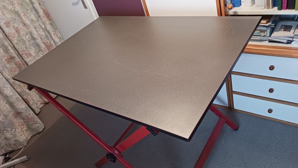 Plateau de travail sur pied en croix r&eacute;glable Meubles