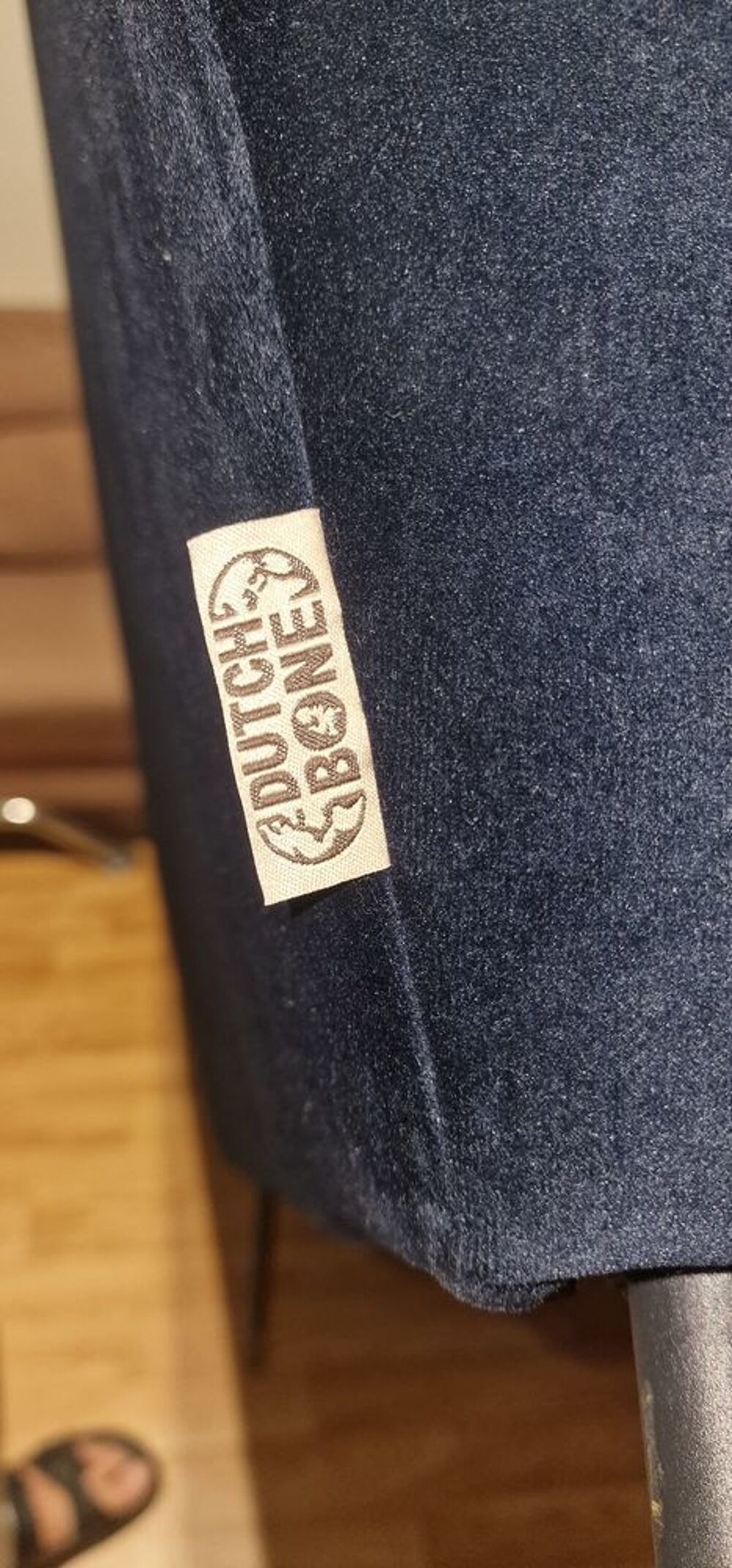 Salon avec 2 Canap&eacute; 2 places en velours bleu + 2 fauteuils et une table basse Meubles