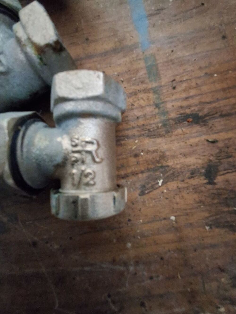 Radiateurs fonte tout &eacute;quip&eacute;s Bricolage