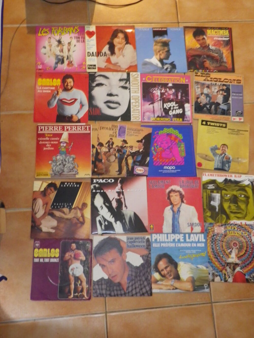 Lot de 80 DISQUES VINYLE 45 TOURS CD et vinyles