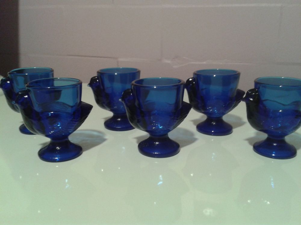 6 coquetiers neufs en verre moul&eacute; bleu en forme de poussins Cuisine