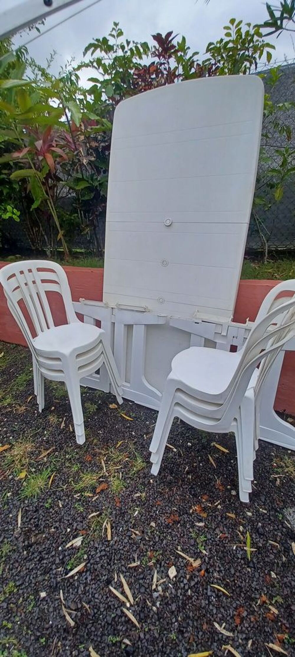 Table plastique et 6 chaises Meubles