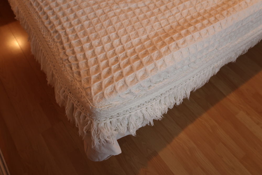 DESSUS DE LIT LAINE Meubles