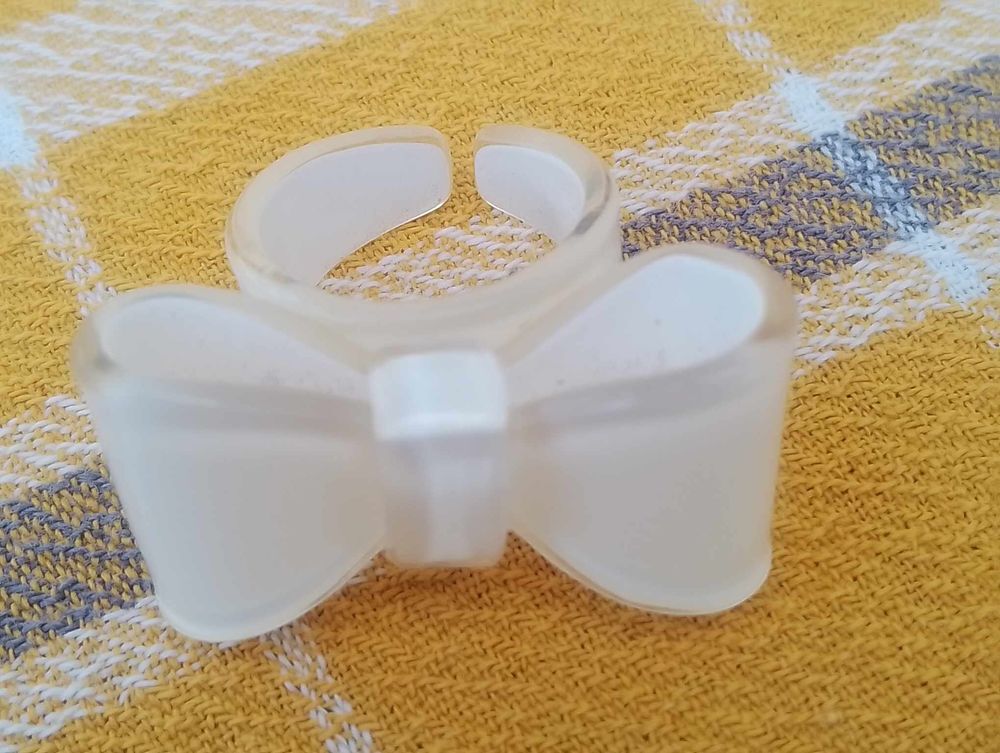 Grosse Bague Fantaisie en Forme de N?ud " Blanc" Quasi-neuf Bijoux et montres