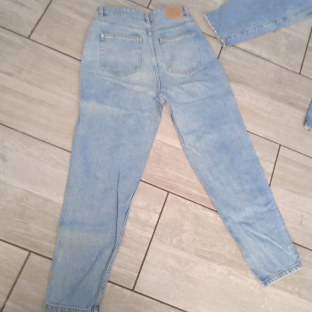 Jean trou&eacute; taille haute, T 38 marque pull &amp; Bear 100% coton Vêtements