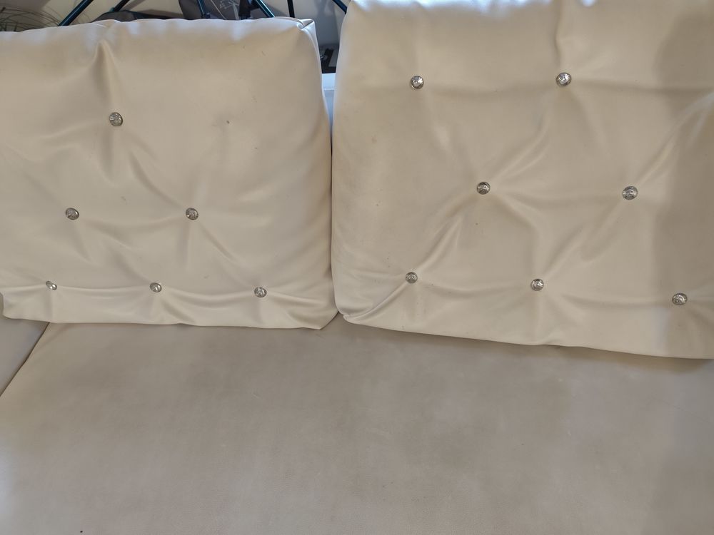 Joli canap&eacute; blanc, en bon &eacute;tat en cuir v&eacute;gan (simili cuir) Meubles