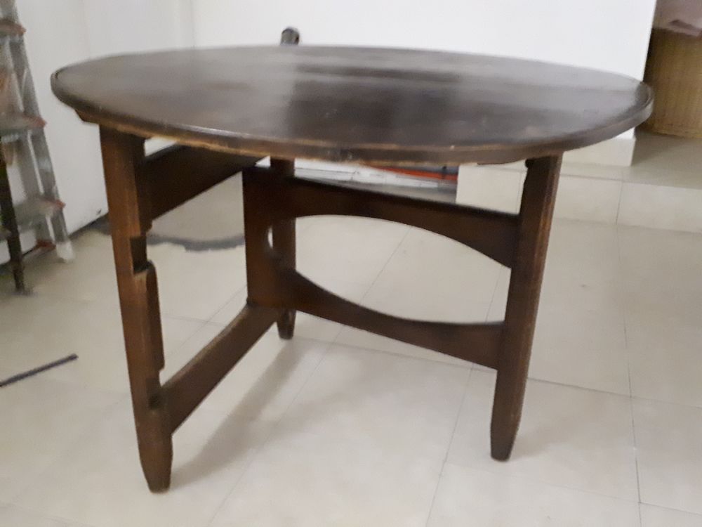 TABLE RONDE PLIANTE
pi&egrave;tement original Meubles