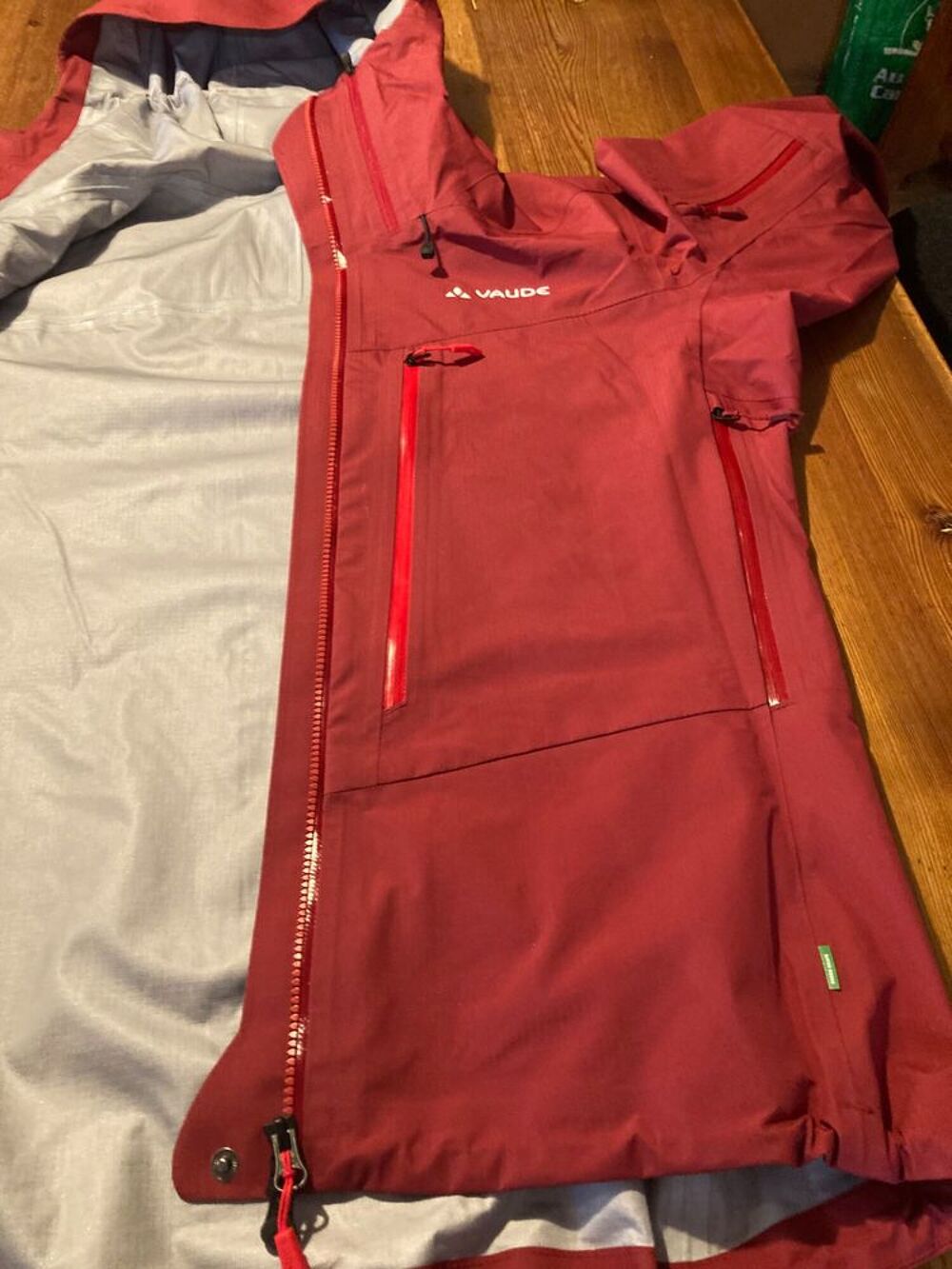 Veste imperm&eacute;able et respirante pour la montagne 
Vêtements