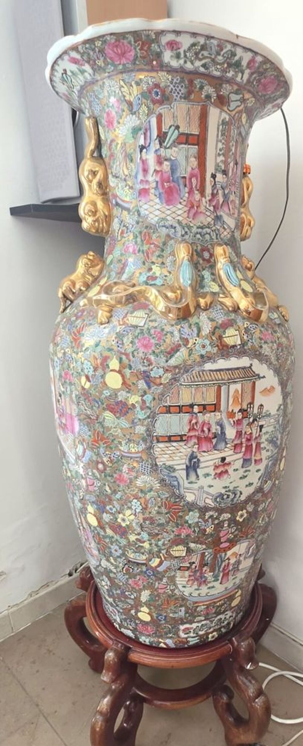 2 Grands vases chinois en porcelaine Canton / Famille Rose 