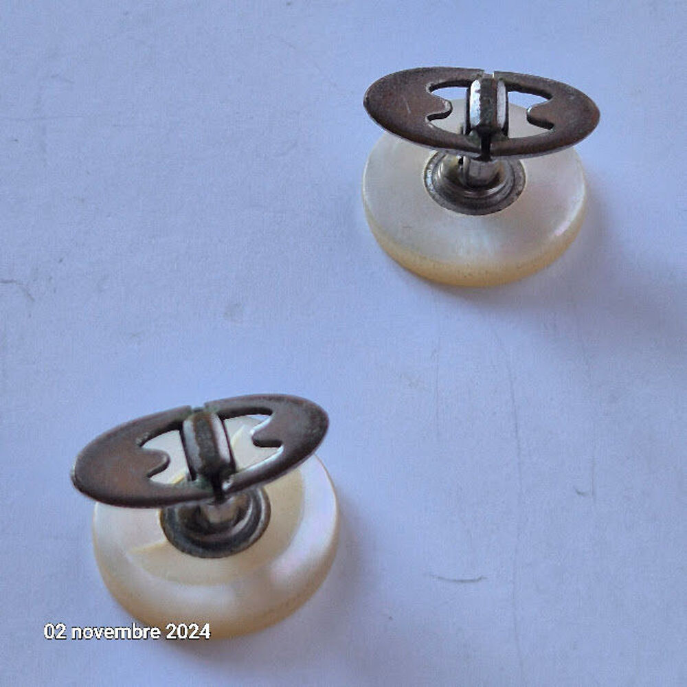 Une paire de boutons blancs anciens tailleur transform&eacute; en b Bijoux et montres