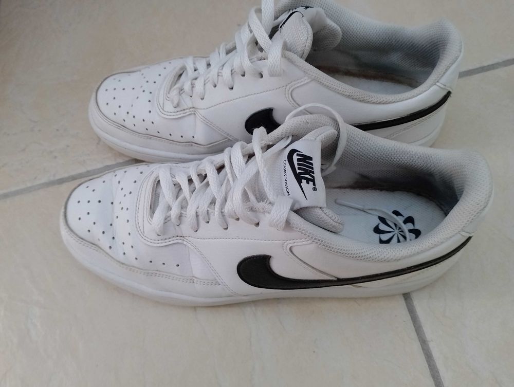 Basket Nike Taille 44
Paiement en esp&egrave;ces en mains propres uniquement Chaussures