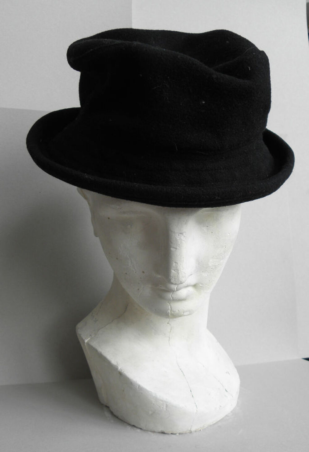 Plusieurs chapeaux en feutre
Tour de t&ecirc;te: 54, 55, 58
Vêtements