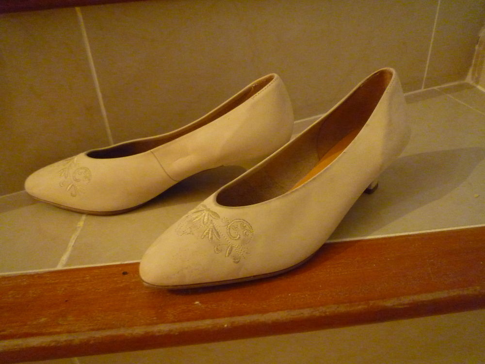 escarpins dessus cuir brod&eacute; tbe taille 40 Chaussures