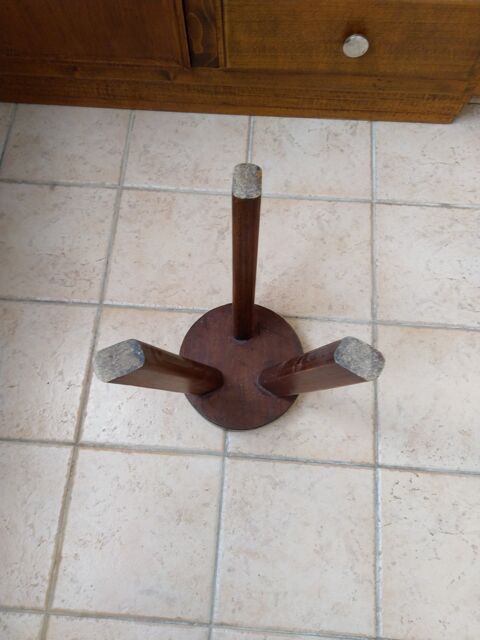 Tabouret tripode en ch�ne massif
55 Melun (77)