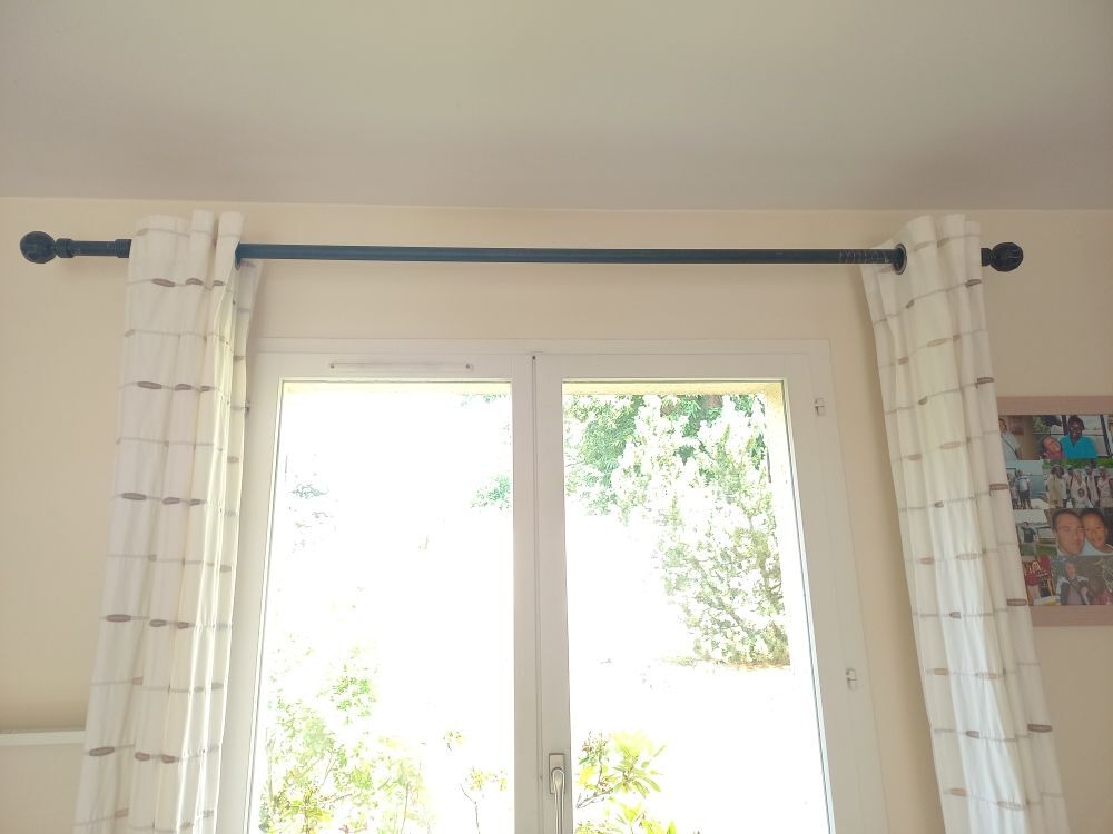 Barres de rideaux noires avec per&ccedil;age Décoration