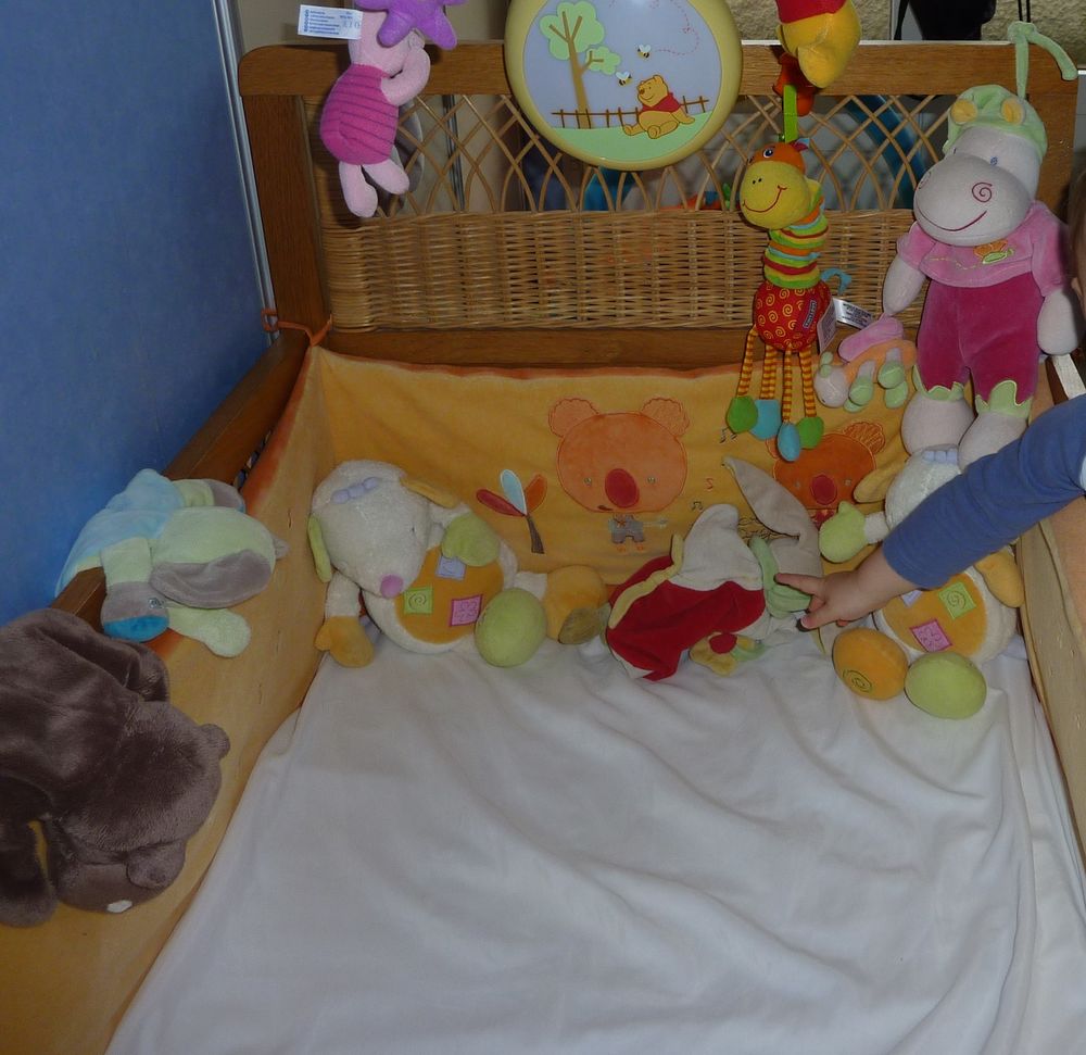 LIT BEBE VINTAGE 1970s EN BOIS ET ROTIN
Meubles