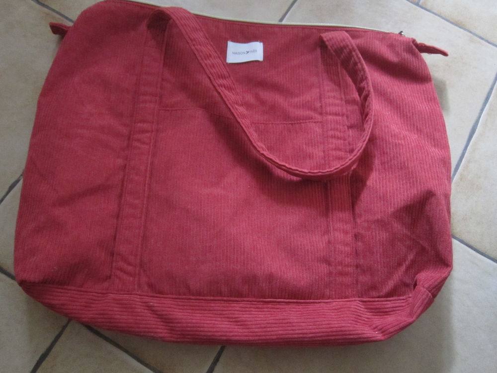 Un sac en velours c&ocirc;tel&eacute; rouge Maroquinerie