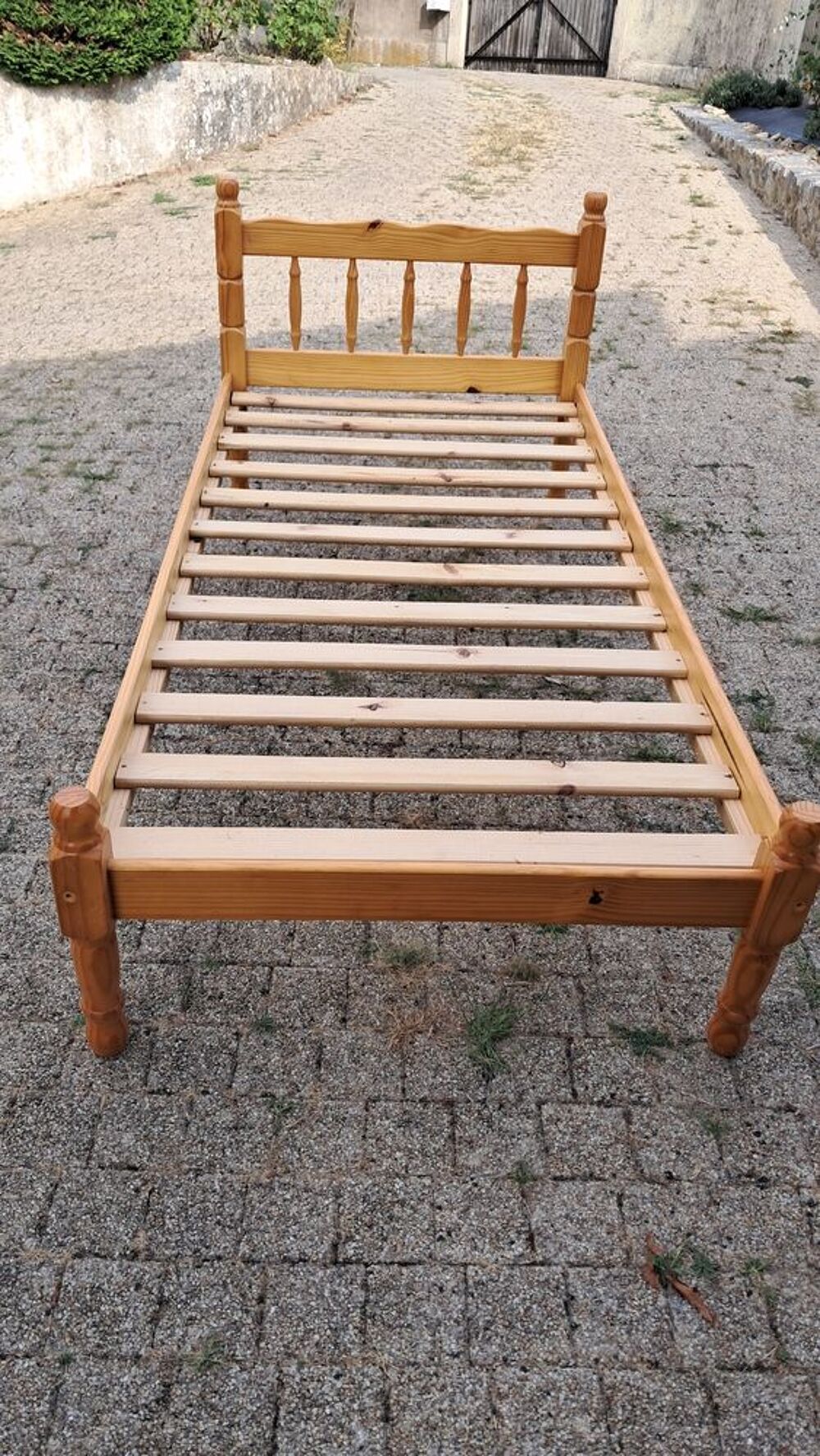 Lit avec table de chevet Meubles