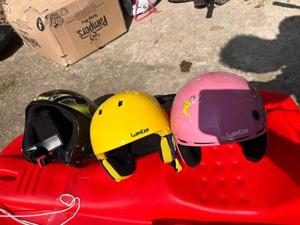trois casques de ski pour enfants Sports