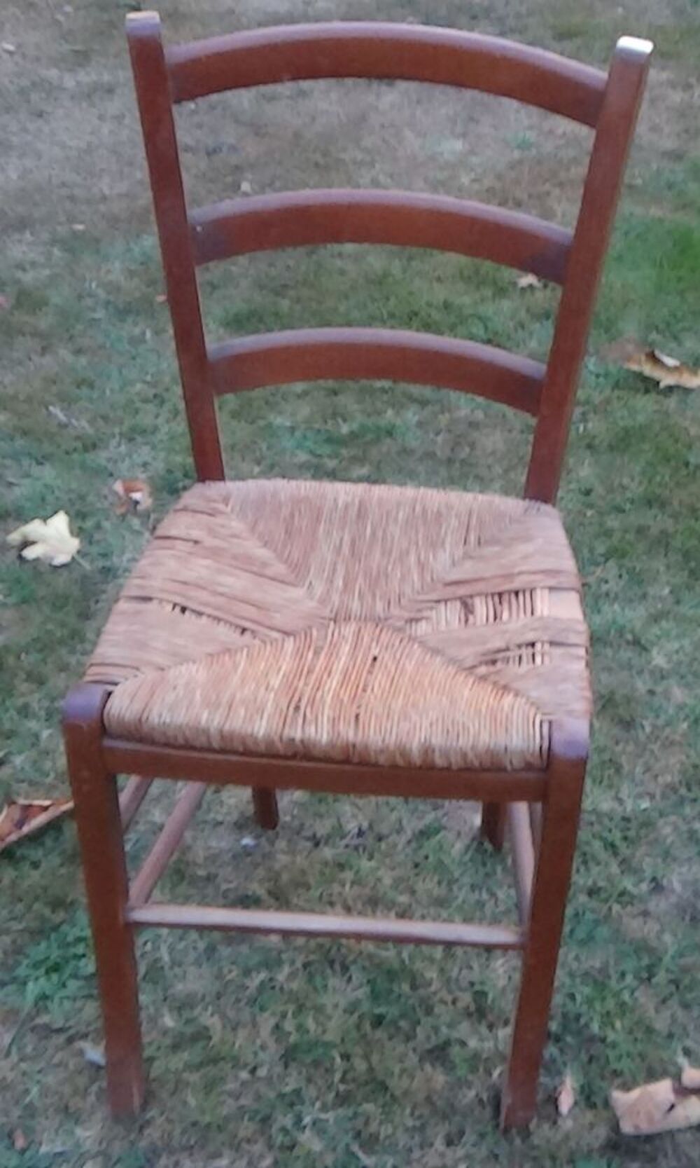 CHAISE EN BOIS VERNIS Meubles