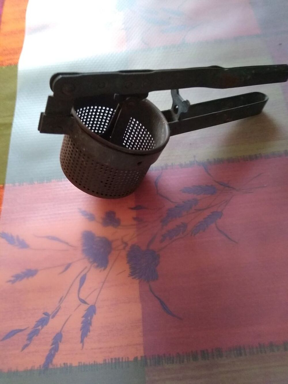 Ancien presse-pur&eacute;e en m&eacute;tal 