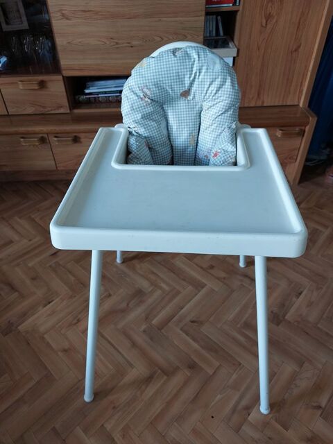 Chaise haute bb  couleur blanche, 15 Montigny-le-Bretonneux (78)