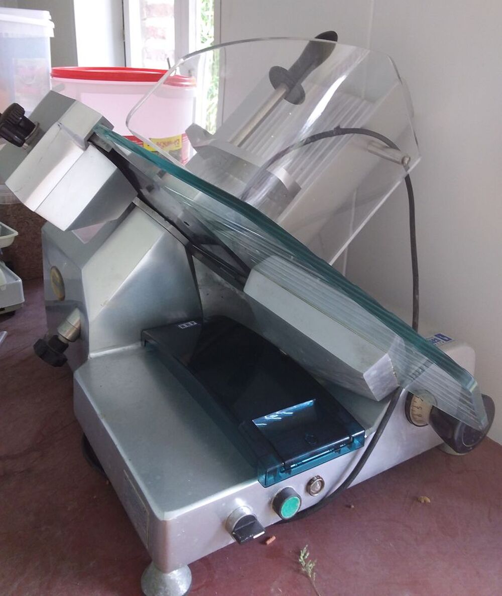 MACHINE A TRANCHER Electroménager