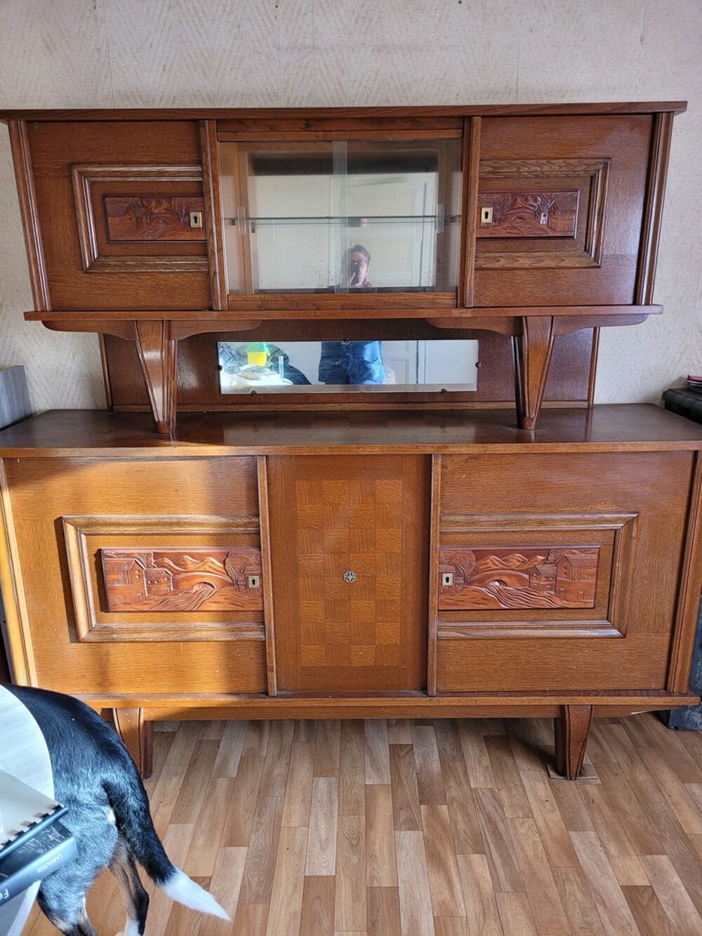 Buffet en bois sculpt&eacute; avec vitrines Meubles