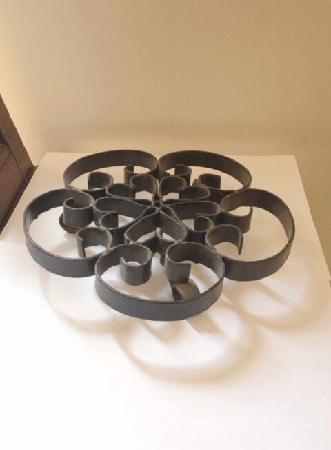 Dessous de plat noir en fer forg�
5 Brioude (43)